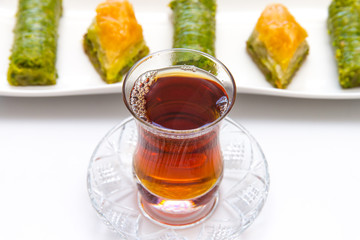 Türkische Baklava mit Tee