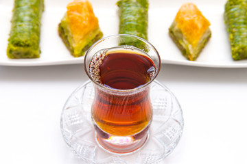 Türkische Baklava mit Tee