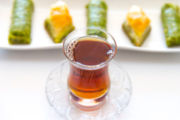 Türkische Baklava mit Tee