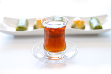 Türkische Baklava mit Tee
