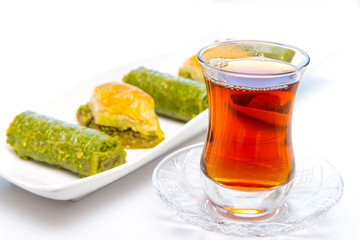 Türkische Baklava mit Tee