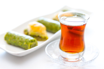 Türkische Baklava mit Tee