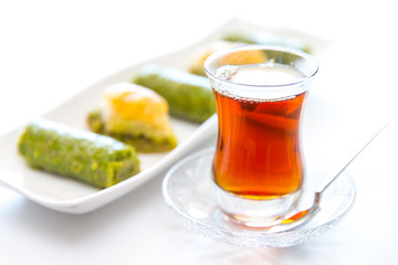 Türkische Baklava mit Tee