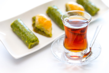 Türkische Baklava mit Tee