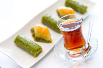 Türkische Baklava mit Tee