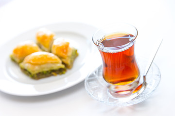 Türkische Baklava mit Tee