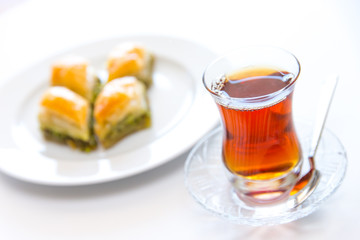 Türkische Baklava mit Tee