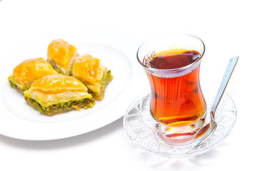 Türkische Baklava mit Tee