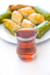Türkische Baklava mit Tee