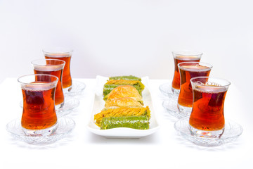 Türkische Baklava mit Tee
