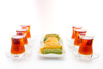 Türkische Baklava mit Tee
