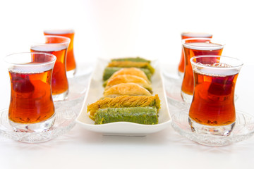 Türkische Baklava mit Tee