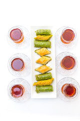 Türkische Baklava mit Tee