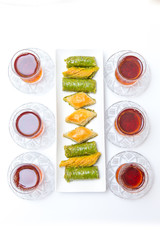 Türkische Baklava mit Tee
