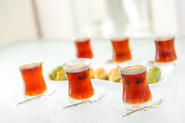 Türkische Baklava mit Tee