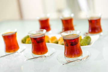 Türkische Baklava mit Tee