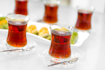 Türkische Baklava mit Tee