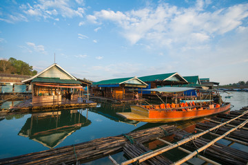 Fototapeta na wymiar floating wood house thai style at Sangkhlaburi