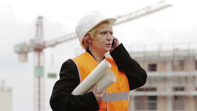 Female engineer calling by the phone - Smartphone