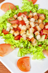 Vegetable salad with crackers