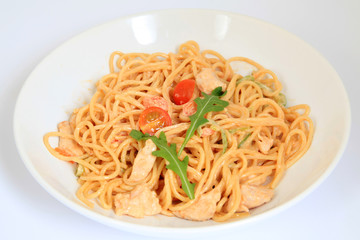 spaghetti with chicken, cherry tomatoes and rucola