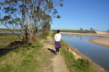 mujer caminando por el parque natural de oyambre