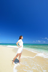 Fototapeta na wymiar 南国沖縄の美しいビーチと女性