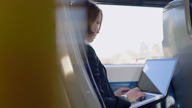 Business woman wokrs on her laptop
