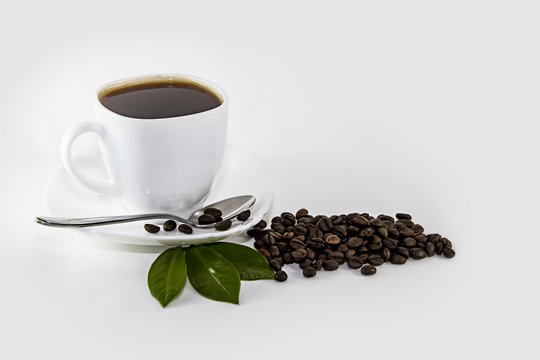 чашка кофе и листья