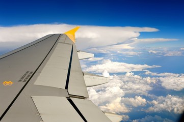 Fototapeta premium Wing Of The Plane On Sky with cloud