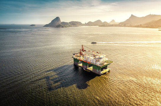 Fototapeta Oil drilling rig against panorama of Rio De Janeiro, Brazil