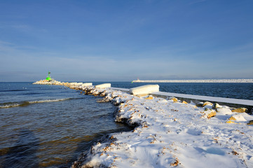 Zimowy falochron, z mała latarnią morska , Gdansk , Polska