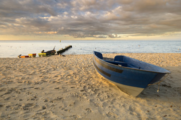 łódka na plaży