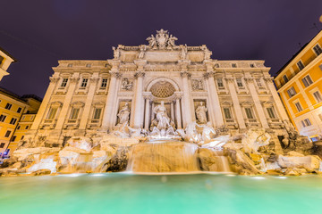 Fototapeta na wymiar Fountain Trevi during evening hours in Rome