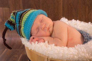 portrait d'un bébé dans un baquet en bois