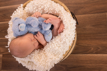 bébé dans un baquet en bois