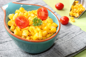 Mais in einer blauen Schüssel