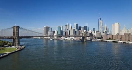 The New York Downtown w Brooklyn Bridge and Brooklyn park
