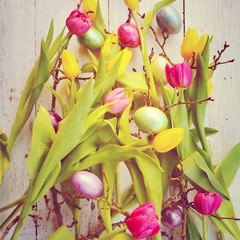 Osterkarte - bunte Osterdekoration mit Blumen