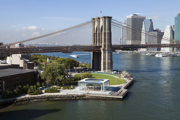 Obraz premium The New York Downtown w Brooklyn Bridge and Brooklyn park