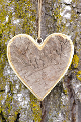 Herz aus Holz am Baum