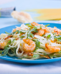 Shrimps and arugula pasta