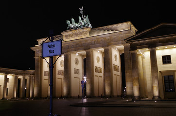 Fototapeta premium brandenburger tor in berlin bei nacht