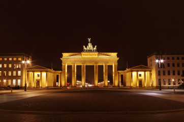 Obraz premium brandenburger tor in berlin bei nacht