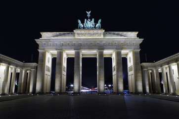 Fototapeta premium brandenburger tor in berlin bei nacht