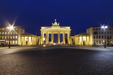 Fototapeta premium brandenburger tor in berlin zur blauen stunde