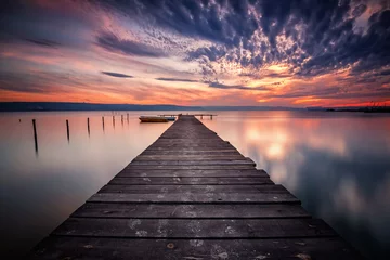 Zelfklevend Fotobehang Prachtige zonsondergang aan het meer met boten en een houten pier © Jess_Ivanova