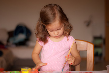 The little girl painting