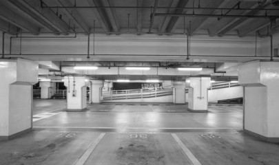 Obraz premium Empty space of underground car parking at night time