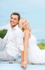 Obraz premium smiling couple at sea side